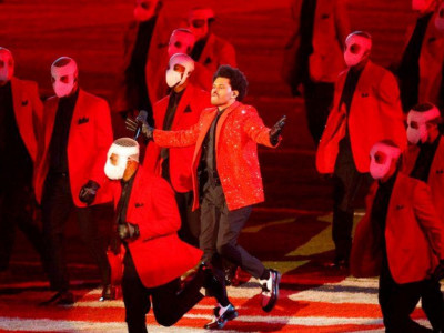 the weeknd brings bright lights bandaged dancers to super bowl