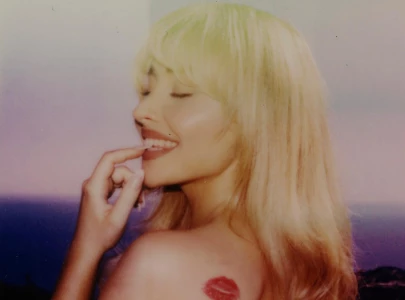 sabrina carpenter s nonsense christmas special brings duets comedy and festive cheer to netflix