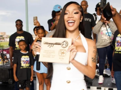 glorilla s performance at kamala harris rally stirs debate when did politics turn into concerts