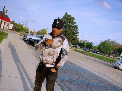 kick streamer mike smalls risks life streaming from a tent on beach during hurricane helene