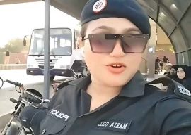 female constable suspended over viral video in karachi