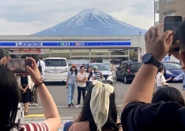 mount fuji snowless shatters 130 year record
