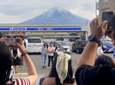 mount fuji snowless shatters 130 year record