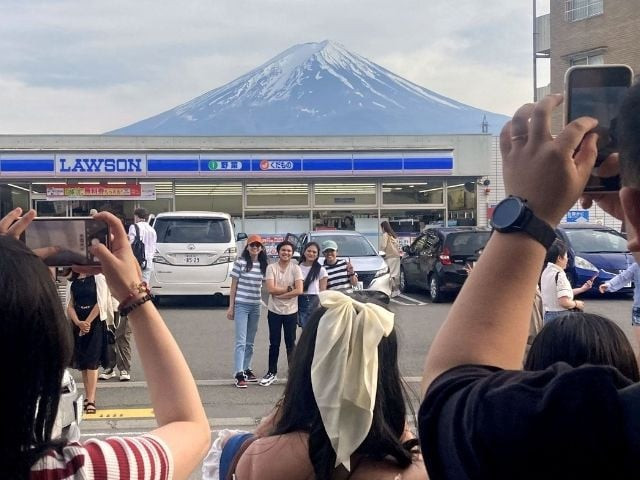 mount fuji snowless shatters 130 year record