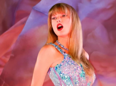 taylor swift cheers on travis kelce with his parents donna and ed kelce at chiefs nfl game