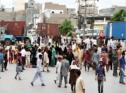 protest halts traffic on hawksbay road as traders accuse police in mauripur of negligence