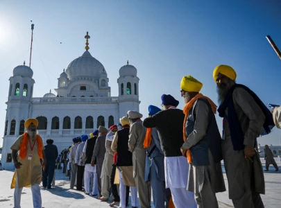 grand celebrations in kartarpur as sikh pilgrims mark guru nanak s 485th death anniversary
