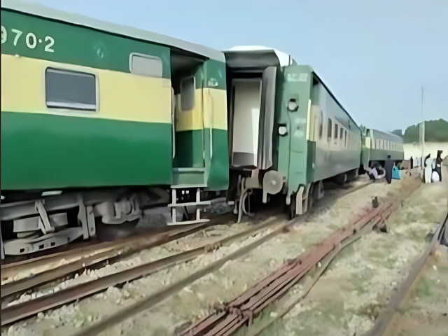 train service suspended from sukkur to karachi after accident at kotri