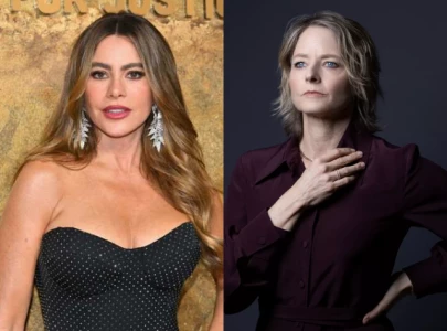 sofia vergara jokingly yells at jodie foster after golden globe loss give me one