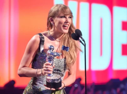 taylor swift thanks boyfriend travis kelce in 2024 vmas acceptance speech