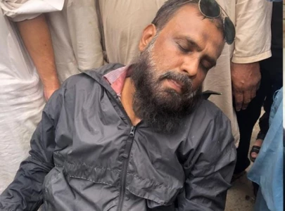 watch cctv footage of foiled robbery attempt in karachi