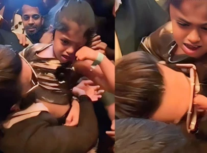 watch ranveer singh saves crying girl trapped in a crowd