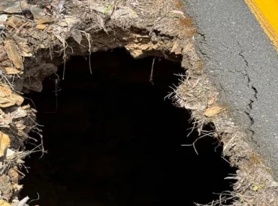 sinkhole shuts victoria s great alpine road