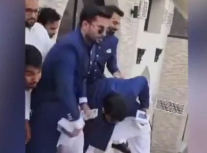 watch sialkot wedding showered with luxury cell phones dollars