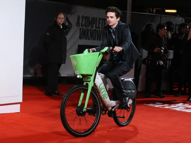 timoth e chalamet rides in lime bike to bob dylan biopic premiere timoth e chalamet rides in lime bike to bob dylan biopic premiere