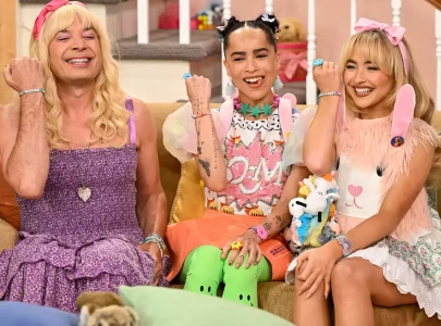 sabrina carpenter and zo kravitz team up with jimmy fallon for the return of ew sketch