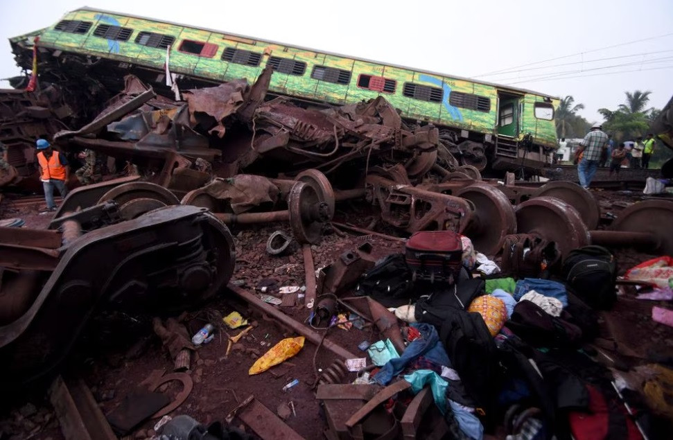بھارت کی مشرقی ریاست اوڈیشہ کے ضلع بالاسور میں ٹرینوں کے جان لیوا تصادم کے بعد مسافروں کا سامان تباہ شدہ کوچ کے پاس پڑا ہے جون 3 2023 فوٹو رائٹرز