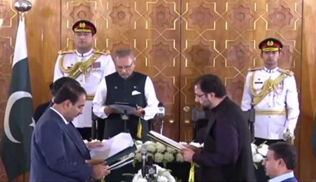 alvi administers oath to four ministers alvi administers oath to four ministers