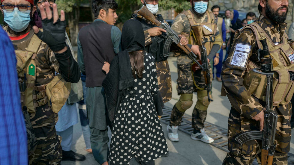 Photo of Taliban disperse women protesters with gunfire in Kabul