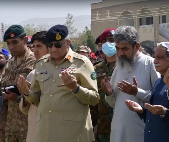 coas gen qamar bajwa at the martyr s funeral photo screengrab coas gen qamar bajwa at the martyr s funeral photo screengrab