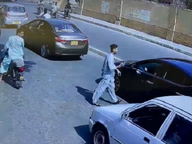 robber caught on cctv camera in dha photo screengrab robber caught on cctv camera in dha photo screengrab
