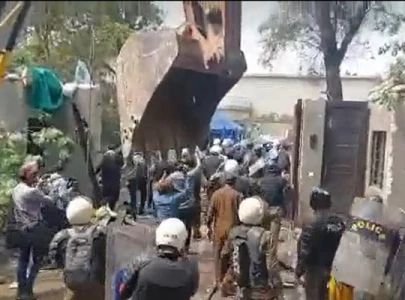 police launch surprise assault on imran s residence police launch surprise assault on imran s residence