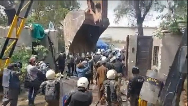 police launch surprise assault on imran s residence police launch surprise assault on imran s residence