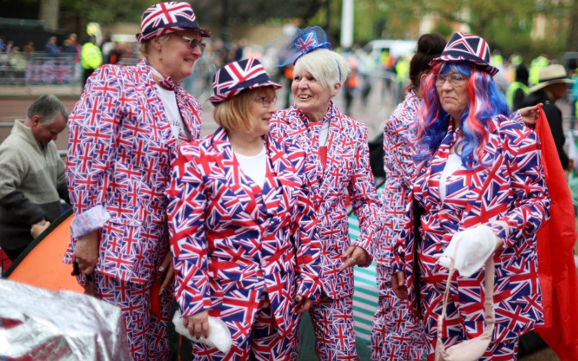 Well-wishers gather on the Mall outside Buckingham Palace ahead of the coronation of Britain's King Charles and Camilla, Queen Consort, in London, Britain, May 5, 2023. PHOTO: REUTERS