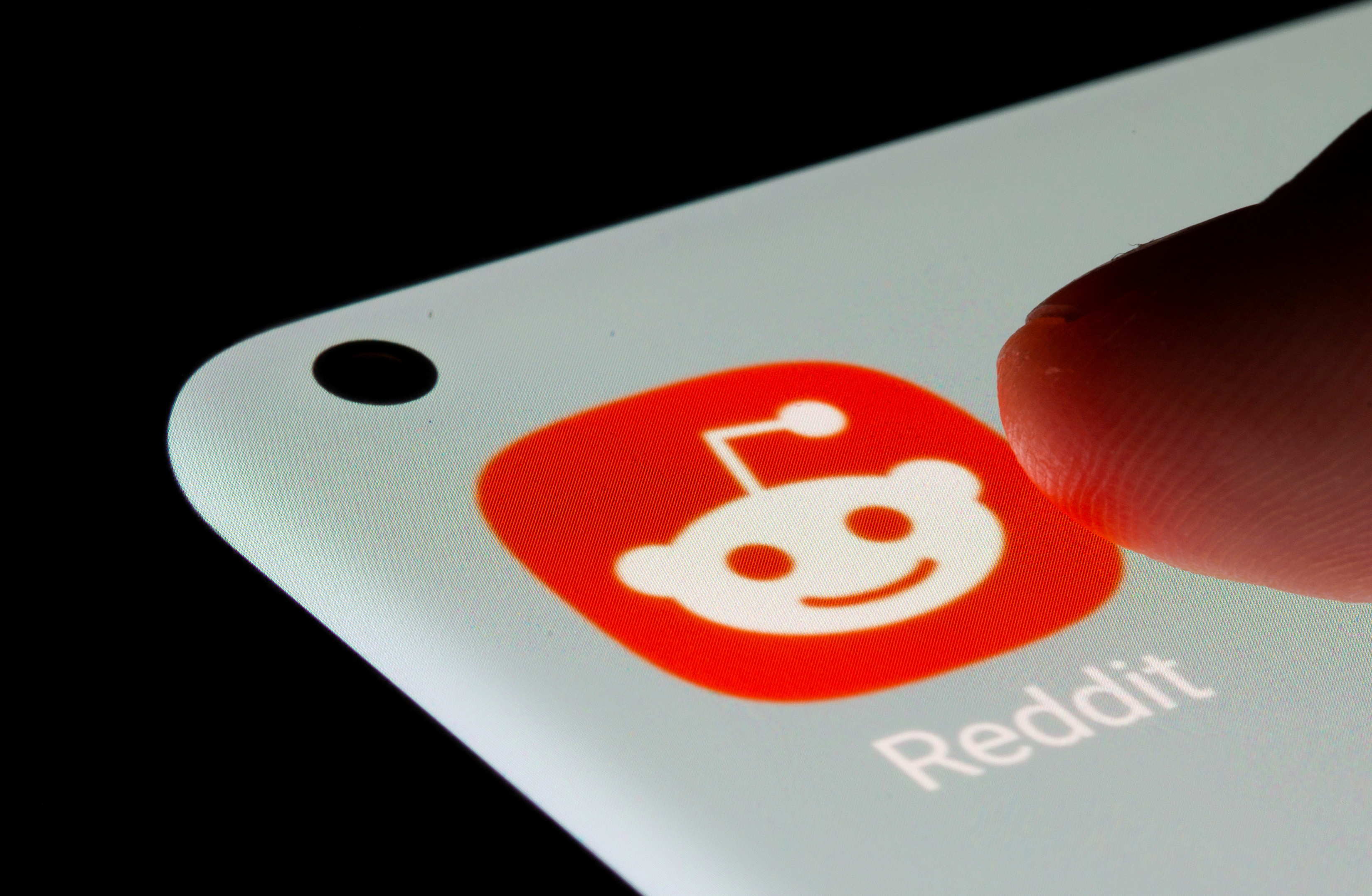 Reddit launches chat channels