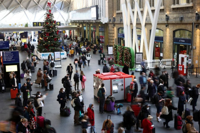 people walk through kings cross station on christmas eve amid the coronavirus disease outbreak in london britain december 24 2021 photo reuters people walk through kings cross station on christmas eve amid the coronavirus disease outbreak in london britain december 24 2021 photo reuters