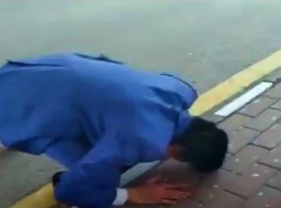 watch faisal vawda prostrates in court premises after contempt case dismissal watch faisal vawda prostrates in court premises after contempt case dismissal