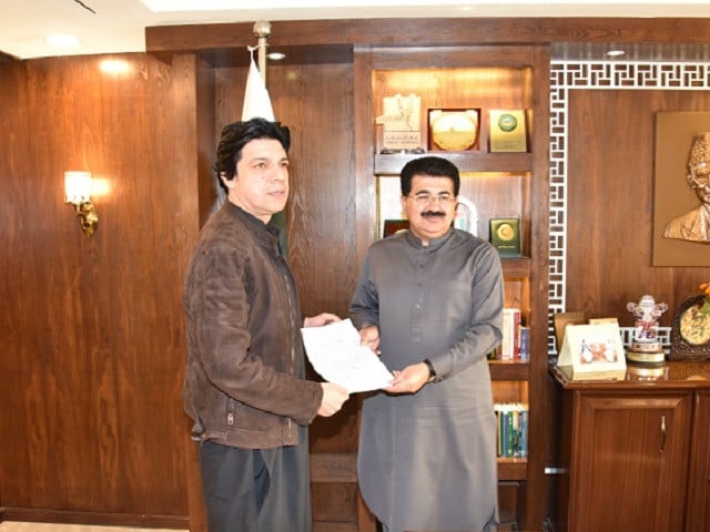 faisal vawda handing in his resignation to chairman senate muhammad sadiq sanjrani on december 28 2022