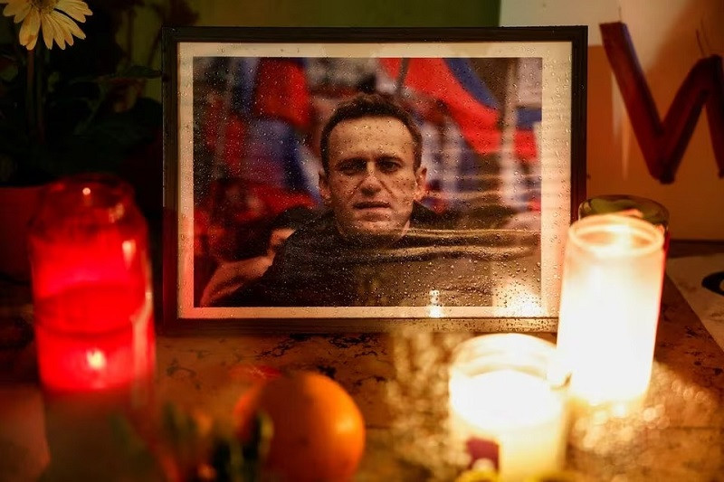 candles burn at a vigil following the death of alexei navalny at the trocadero near the eiffel tower in paris france february 19 2024 photo reuters