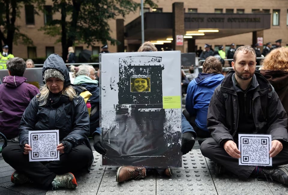 protesters hold placards as they demonstrate outside of southwark crown court on the day of the sentencing of anna holland and phoebe plummer who were both convicted of criminal damage for throwing tins of heinz tomato soup at vincent van gogh s sunflowers painting in london s national gallery in 2022 in london britain september 27 2024 photo reuters