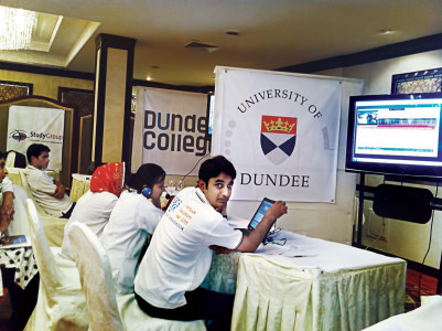 higher education students web chat with university representatives