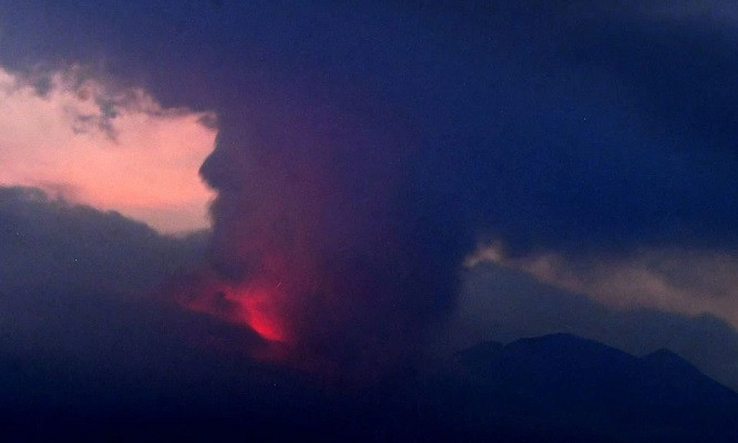 آتش فشاں پھٹنے سے جاپان میں بلند ترین سطح کا الرٹ جاری |  ایکسپریس ٹریبیون