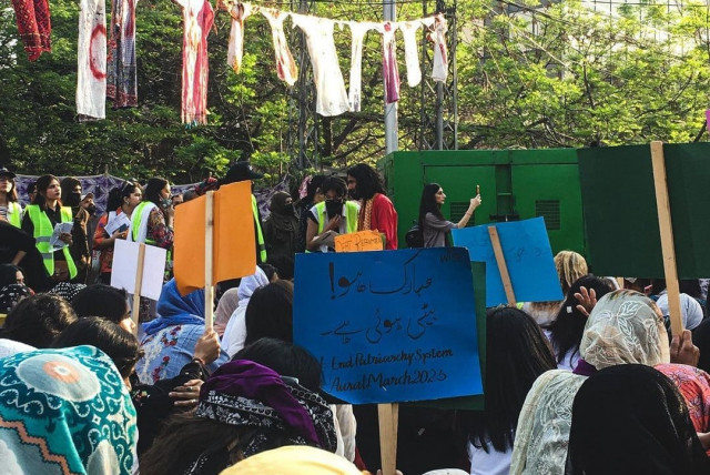 aurat march lahore calls out youtubers for creating violence disrupting the march aurat march lahore calls out youtubers for creating violence disrupting the march