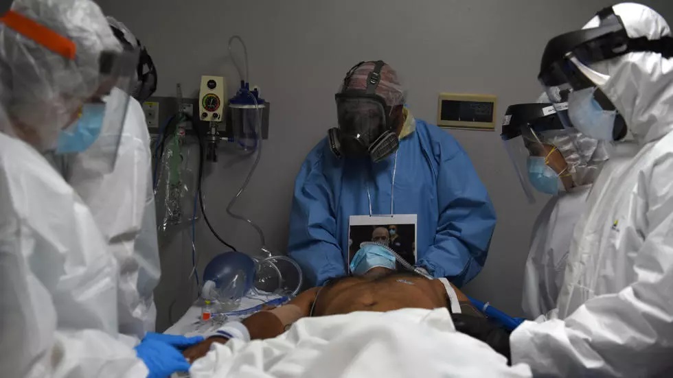 led by dr joseph varon medical workers prepare to intubate a coronavirus disease covid 19 patient at the united memorial medical center s coronavirus disease covid 19 intensive care unit in houston texas us june 29 2020 photo reuters