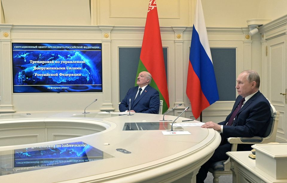 russian president vladimir putin and belarusian president alexander lukashenko observe training launches of ballistic missiles as part of the exercise of the strategic deterrence force in moscow russia february 19 2022 photo reuters