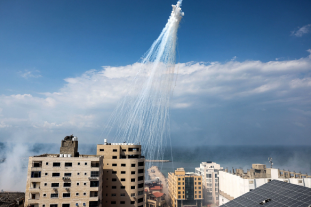airbursts of artillery fired white phosphorus fall over the gaza city port on october 11 photo hrw airbursts of artillery fired white phosphorus fall over the gaza city port on october 11 photo hrw