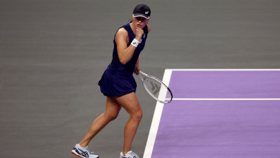 swiatek cruises to win over kasatkina