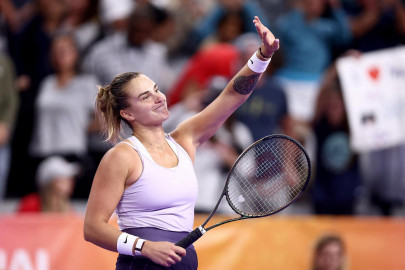 sabalenka stuns swiatek to reach wta finals title match