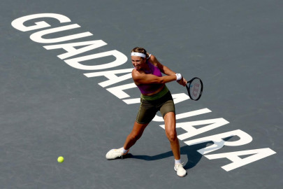 azarenka andreescu advance to second round