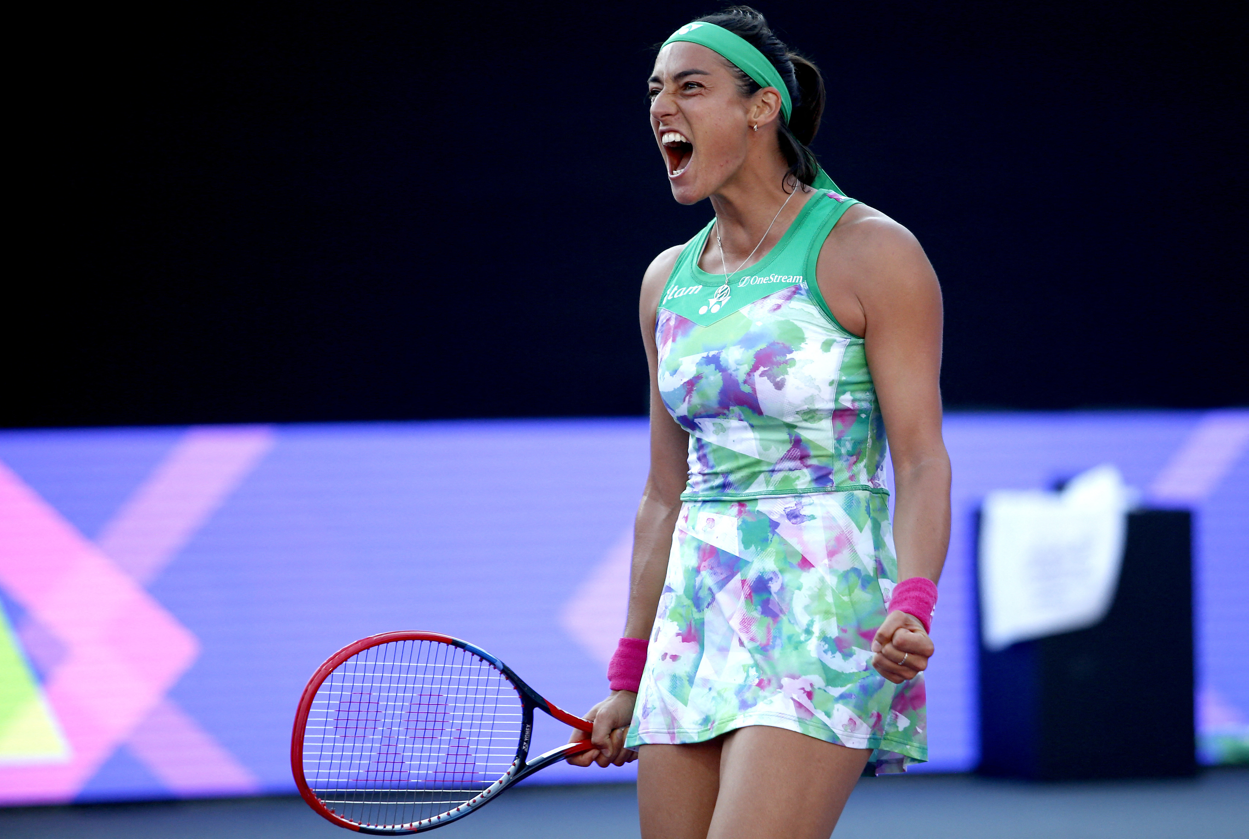 No.2 Swiatek beats No.1 Sabalenka in WTA Finals semis - SportsDesk