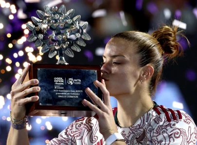 sakkari downs dolehide for guadalajara title