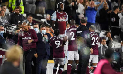 antonio stars as west ham crush 10 man leicester