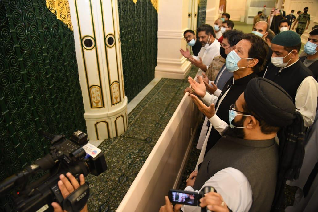 prime minister imran khan praying at roza e rasool pbuh photo pid