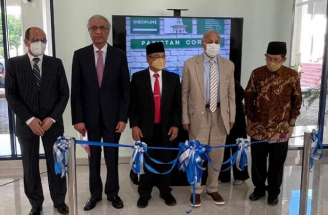 chief justice of pakistan justice gulzar ahmed and justice ejaz ul ahsan in a group photo with rector of al azhar university jakarta indonesia after inauguration of allama muhammad iqbal room and pakistan corner in library of al azhar university of jakarta on september 18 2021 photo sc pro