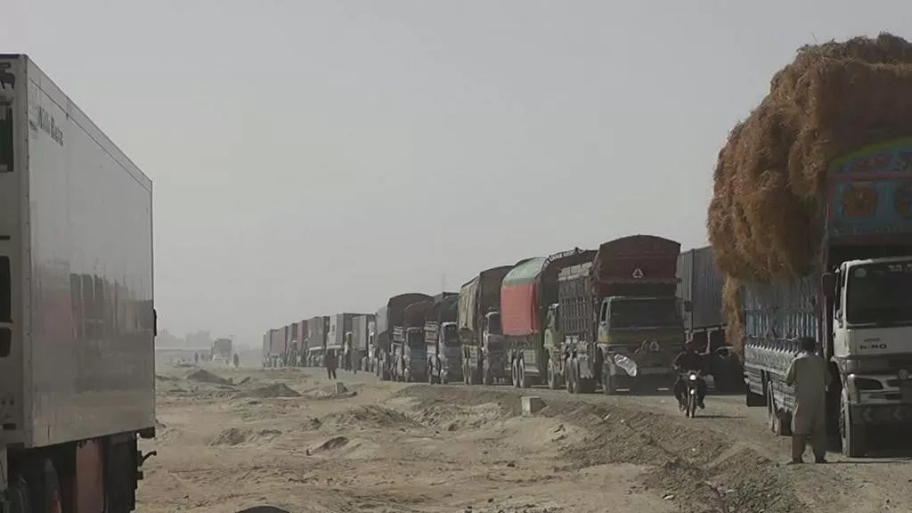pakistani drivers on the other side of chaman border were running out of money even to purchase food photo express pakistani drivers on the other side of chaman border were running out of money even to purchase food photo express