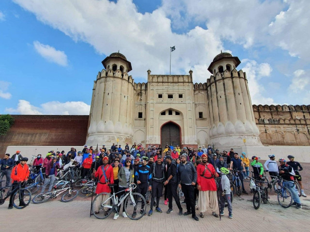 in pictures riders cycle to raise awareness about air pollution in pictures riders cycle to raise awareness about air pollution